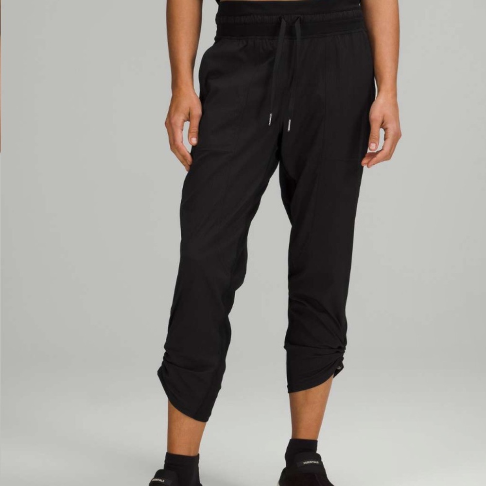 Lululemon Dance Studio Mid-Rise Crop 25"
Black size 12